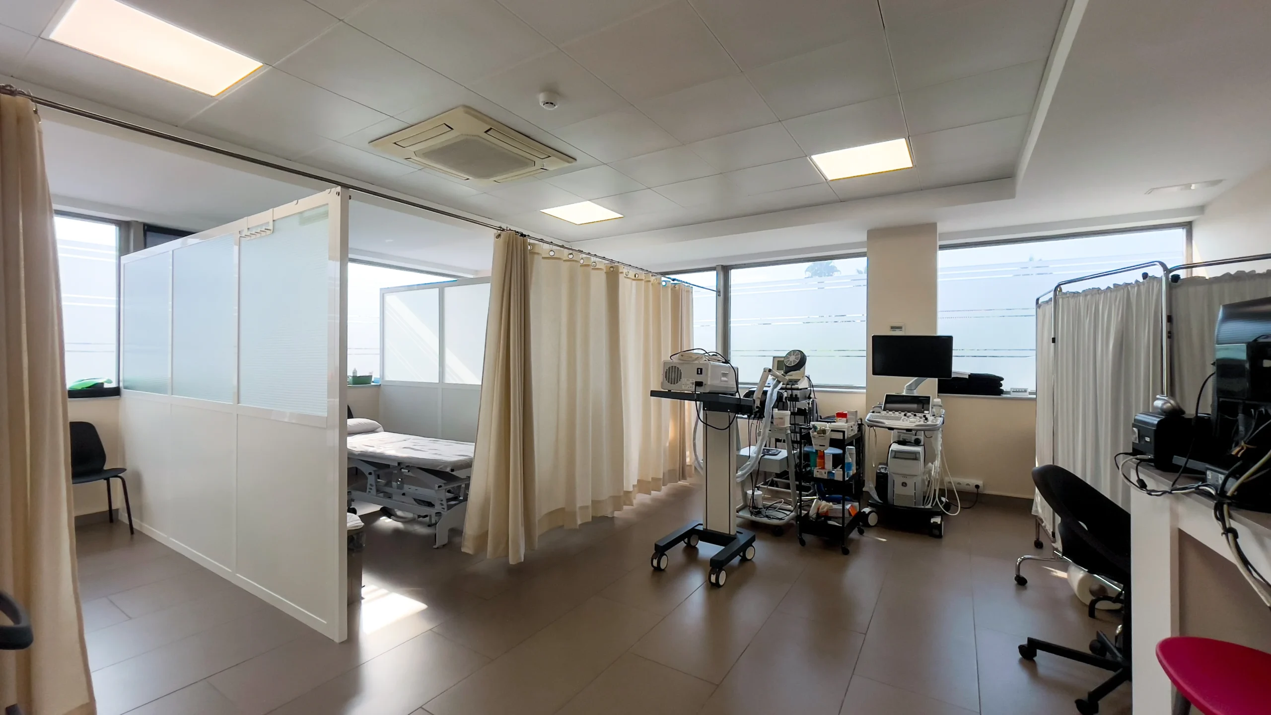 Fisioterapeuta aplicando técnica de neuromodulación percutánea en paciente